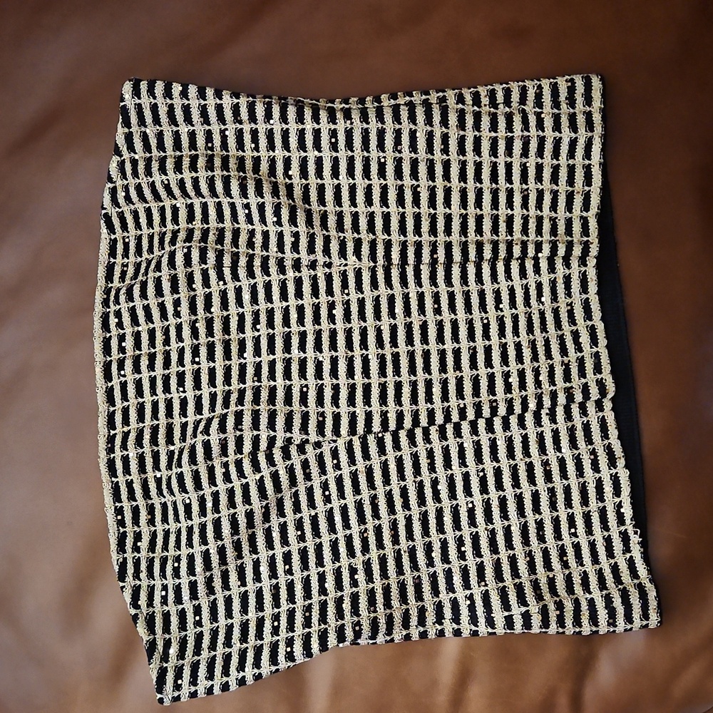 St. John Sleeveless Knit Top size Medium Black Gold Formal Or Casual Beautiful!